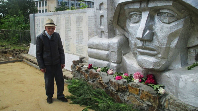 Борисов В.Ф у памятника погибшим войнам